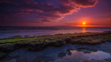 Serene Sunset Over Tranquil Ocean Waves wallpaper
