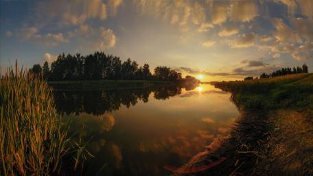 Tranquil Sunset Reflections in Nature’s Embrace wallpaper