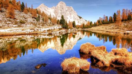 Serene Mountain Reflection in Tranquil Waters wallpaper