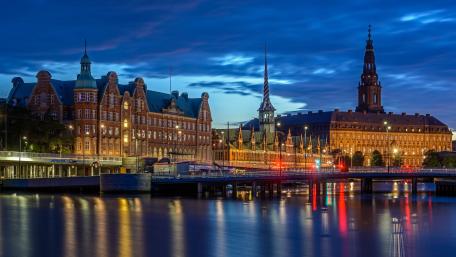 Majestic Cityscape at Dusk wallpaper