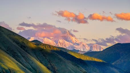 Majestic Mountains at Dusk wallpaper