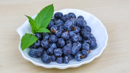 Fresh Blueberries on a White Plate for a Healthy Snack wallpaper