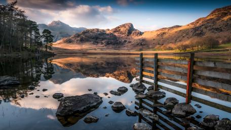 Tranquil Lake Reflection at Dusk wallpaper