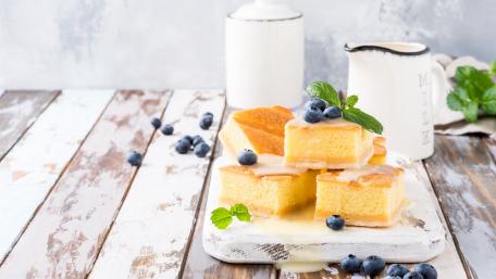 Deliciously Creamy Blueberry Cake Wallpaper wallpaper