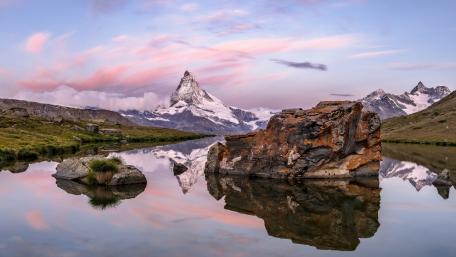 Majestic Mountain Reflections at Dusk wallpaper