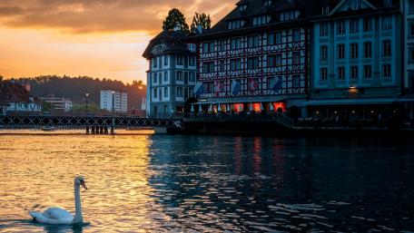 Tranquil Twilight over City Waters wallpaper