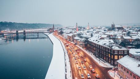Winter Wonderland in a Serene Cityscape wallpaper