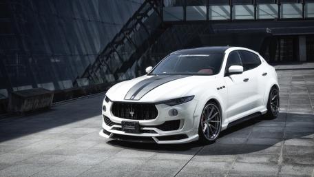 Sleek White Luxury SUV Wallpaper wallpaper
