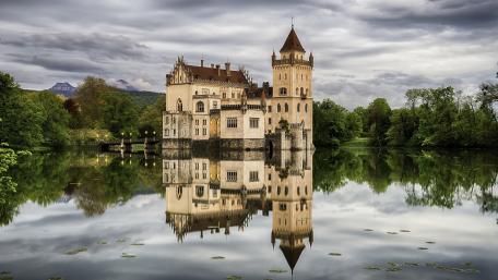 Majestic Castle Reflected in Serene Waters wallpaper