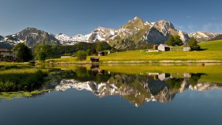 Serene Mountain Reflection in Clear Waters wallpaper