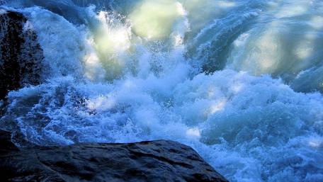 Dynamic Ocean Waves in Motion wallpaper