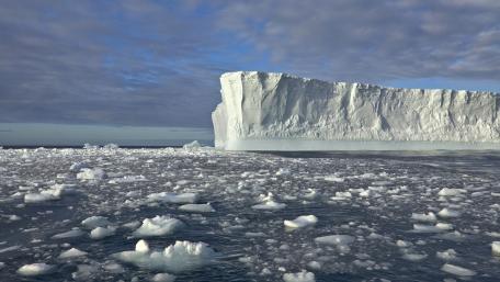 Majestic Iceberg in Tranquil Waters wallpaper