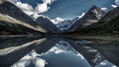 Majestic Mountain Reflection in Serene Waters wallpaper