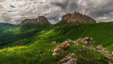 Majestic Nature in Mountainous Landscapes wallpaper