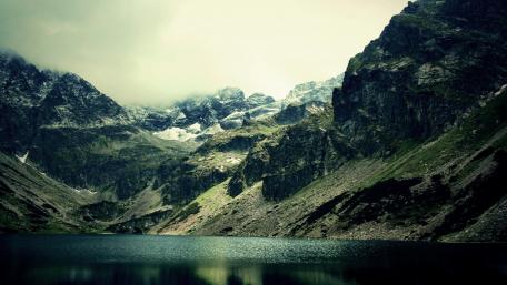 Majestic Mountain Reflections in Tranquil Waters wallpaper