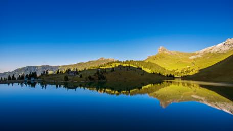 Tranquil Mountain Reflection in a Serene Lake wallpaper