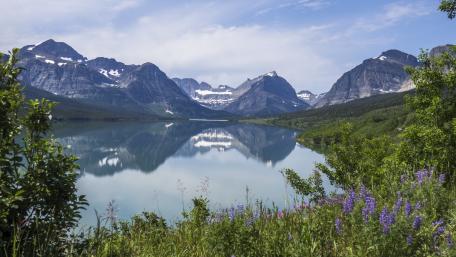 Tranquil Mountain Lake Scene in 4K Resolution wallpaper