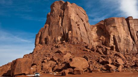 Majestic Red Rock Formation in Bright Blue Sky wallpaper