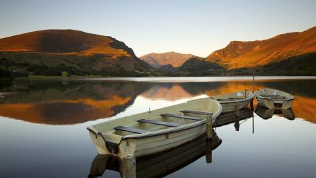 Serene Lake at Sunset with Boats wallpaper