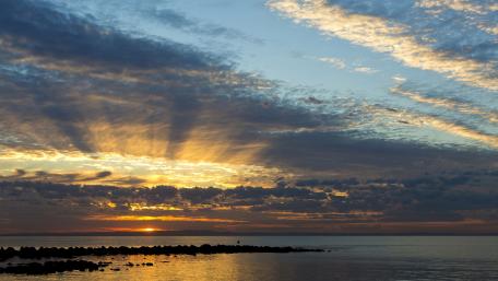 Sunset Serenity over Tranquil Waters wallpaper