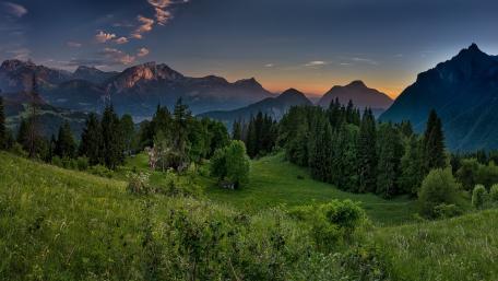 Breathtaking Mountain Landscape at Dusk wallpaper
