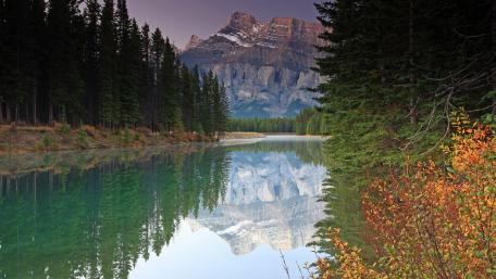 Serene Mountain Reflections Over Tranquil Lake wallpaper