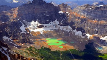 Majestic Mountain Lake Views Amidst Stunning Peaks wallpaper