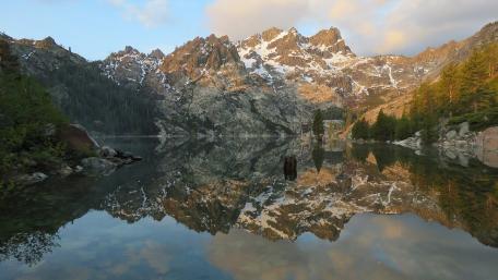 Majestic Mountains Reflecting on Calm Waters wallpaper