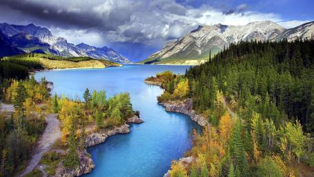 Majestic Mountain Lake View Amidst Vibrant Autumn Colors wallpaper