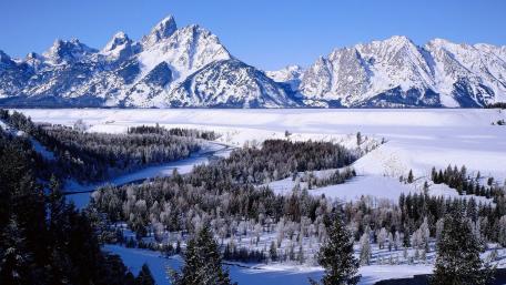 Majestic Winter Landscape in the Mountains wallpaper