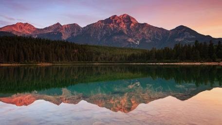 Serene Mountain Reflection in Tranquil Lake Scene wallpaper
