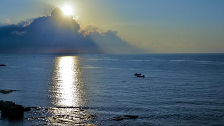 Serene Sunset Over Calm Waters wallpaper