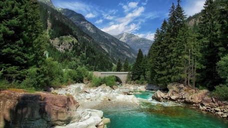 Serene Mountain Oasis in Nature's Embrace wallpaper