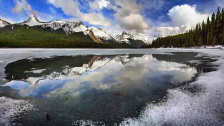 Majestic Mountain Reflection in Tranquil Waters wallpaper