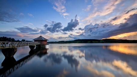 Serene Sunset Over Tranquil Lake Waters wallpaper