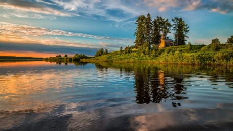 Serene Sunset Over Tranquil Waters wallpaper