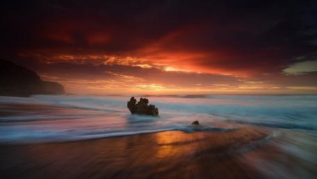 Serene Sunset Over Ocean Waves wallpaper