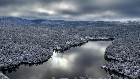 Winter Serenity in a Snow-Covered Landscape wallpaper