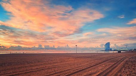 Serene Beach Sunset Over the Horizon wallpaper