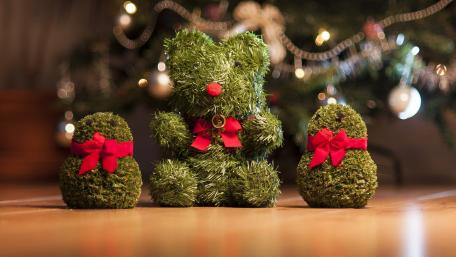 Festive Green Bear and Snowmen Decoration wallpaper