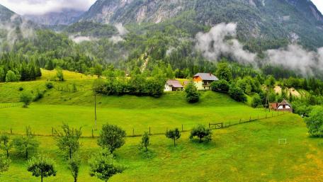 Tranquil Mountain Landscape with Lush Greenery wallpaper