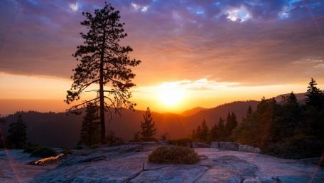 Majestic Sunset Over Mountain Peaks wallpaper