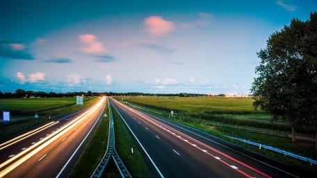 Serene Highway Under a Twilight Sky wallpaper