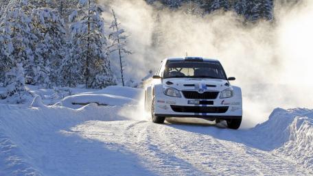 Thrilling Winter Rally Action wallpaper