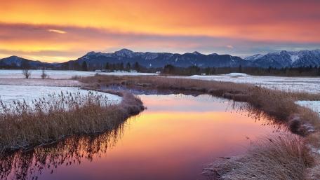 Serene Sunset Over Tranquil Waterscape wallpaper