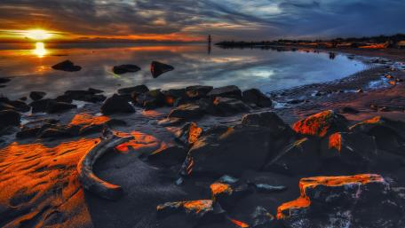 Serene Sunset Over Tranquil Waters and Rocks wallpaper