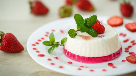 Delicious Strawberry Dessert Wallpaper wallpaper