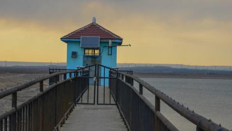 Serene Waterside Structure at Dusk wallpaper
