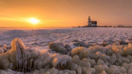 Winter Sunset at the Lighthouse wallpaper