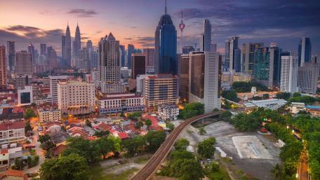 Cityscape at Dusk with Stunning Skyline Views wallpaper